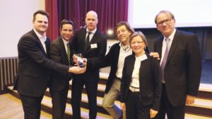 Die Macher hinter der Marke: Sascha Gundlach (neue formen GmbH & Co. KG), Hans-Hinrich Schriever, René Schneider (beide EAM), Prof. Dr. Gerdum Enders (Global Mind Network) mit den Vertretern des Marketing Clubs: Angelika Hüppe (Vizepräsidentin) und Martin Benderoth (Präsident) (v.l.). Foto: mediasociety.de/ M. Frohme/ A. Käsler, EAM Die Macher hinter der Marke: Sascha Gundlach (neue formen GmbH & Co. KG), Hans-Hinrich Schriever, René Schneider (beide EAM), Prof. Dr. Gerdum Enders (Global Mind Network) mit den Vertretern des Marketing Clubs: Angelika Hüppe (Vizepräsidentin) und Martin Benderoth (Präsident) (v.l.). Foto: mediasociety.de/ M. Frohme/ A. Käsler, EAM