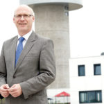 Flughafen-Chef Ralf Schustereder will die Ausgaben reduzieren und verstärkt Reisebüros ins Boot holen. Foto: nh 150625_flughafen