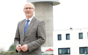 Flughafen-Chef Ralf Schustereder will die Ausgaben reduzieren und verstärkt Reisebüros ins Boot holen. Foto: nh 150625_flughafen