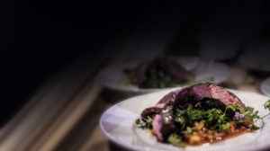 Rodeo Roastbeef im Karton geräuchert mit wilden Wiesenkräutern und scharfer Vinaigrette plus Dosenbrot