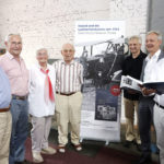 Die Zeitzeugen Erich Haldorn, Karl Grebe (beide Junkers, Motorenbau Werk Kassel), Hildegard Seifert geb. Krieger und ihr Bruder Gerhard Krieger (beide Gerhard Fieseler Werke) hatten ihren Teil zur Entstehung des Buches beigetragen. Gewürdigt wurde dies während der Buchpräsentation von Autor Thorsten Bauer, Verleger Conrad Fischer und Autor Rolf Nagel (v.l.) Foto: Mario Zgoll