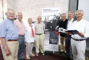 Die Zeitzeugen Erich Haldorn, Karl Grebe (beide Junkers, Motorenbau Werk Kassel), Hildegard Seifert geb. Krieger und ihr Bruder Gerhard Krieger (beide Gerhard Fieseler Werke) hatten ihren Teil zur Entstehung des Buches beigetragen. Gewürdigt wurde dies während der Buchpräsentation von Autor Thorsten Bauer, Verleger Conrad Fischer und Autor Rolf Nagel (v.l.) Foto: Mario Zgoll