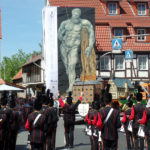 Beim 55. Hessentag in Hofgeismar liefen die 133 Teilnehmergruppen direkt auf das dort präsentierte Monumentalkunstwerk zu. Foto: nh Beim 55. Hessentag in Hofgeismar liefen die 133 Teilnehmergruppen direkt auf das dort präsentierte Monumentalkunstwerk zu. Foto: nh