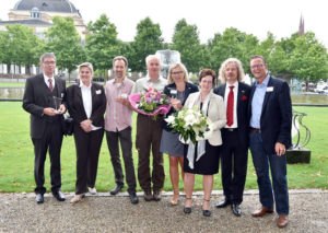 Die Preisträger des Hessischen Tourismuspreises aus Nordhessen: Manfred Ochs (Stadtführergilde Fritzlar), Christine Scholz (Stadtmarketing Fritzlar), Björn Sippel (Landhotel Meißnerhof), Marco Lenarduzzi (Naturpark Meissner-Kaufunger Wald), Ulrike Remmers, Ute Schulte und Markus Exner (GrimmHeimat NordHessen) sowie Lars Bossemeyer (Social-Media Agentur Y-Site) (v.l.). Foto: GrimmHeimat NordHessen