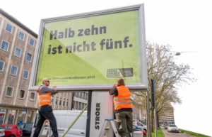 Plakativ: Am Kasseler Ständeplatz wurde diese große Werbefläche belegt. Foto: nh wpid-Beklebung_Plakate_2_BA.jpg