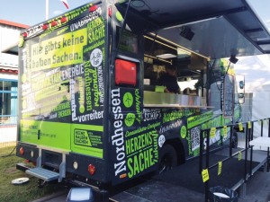 Ganz neu: Deutschlands erster SolarFoodTruck mit aufgeklappter Solaranlage. Für die Kampagne ist er überall in Nordhessen unterwegs. Foto: nh wpid-IMG_1352_BA.jpg