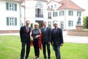 Dr. Jürgen Barthel, Ilka Jastrzembowski, Holger Plaum und Bertram Hilgen (v.l.). Foto: Reemt Bernert wpid-SchooenfeldI_BA.jpg