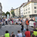 Die launige Poetry-Gesellschaft machte auch an der Karthäuser Straße Halt. Foto: Stadtbüro Friedrich-Ebert-Straße Die launige Poetry-Gesellschaft machte auch an der Karthäuser Straße Halt. Foto: Stadtbüro Friedrich-Ebert-Straße