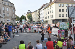 Die launige Poetry-Gesellschaft machte auch an der Karthäuser Straße Halt. Foto: Stadtbüro Friedrich-Ebert-Straße