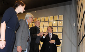 GRIMMWELT-Leiterin Susanne Völker, Oberbürgermeister Bertram Hilgen, Ecke Bonk und K+S Vorstandsvorsitzender Norbert Steiner (v.l.). Foto: nh