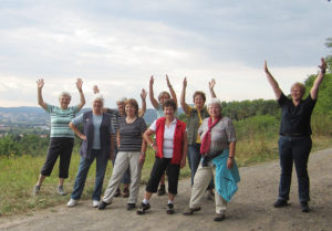 An schönen Plätzen in der Natur werden gemeinsam Übungen gemacht, die Koordination, Kraft, Ausdauer und Entspannung verbessern. Foto: nh