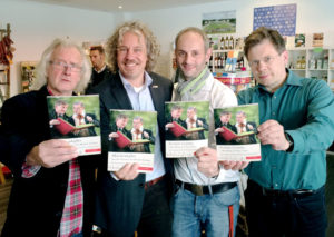 Albert Völkl (Scherenschnitt-Illustrationen), Markus Exner (Leiter GrimmHeimat), Heiko Schwartz (Neumann-Neudamm Verlag, Melsungen) und Paavo Blåfield (Fotografien) (v.l.) bei der Buchpräsentation. Foto: Regionalmanagement Nordhessen GmbH