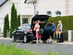 Da kann die Familie gut lachen, einfacher kann der Start in den Urlaub nicht sein. Gepäck einladen, verzurren, losfahren. Foto: Bernd Schoelzchen Da kann die Familie gut lachen, einfacher kann der Start in den Urlaub nicht sein. Gepäck einladen, verzurren, losfahren. Foto: Bernd Schoelzchen
