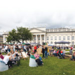 Entspannte Atmosphäre vor dem Fridericianum: Die Rechnung der Gastronomen ging auf. Foto: Andreas Weber Entspannte Atmosphäre vor dem Fridericianum: Die Rechnung der Gastronomen ging auf. Foto: Andreas Weber