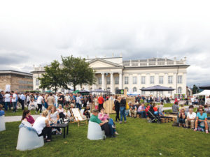 Entspannte Atmosphäre vor dem Fridericianum: Die Rechnung der Gastronomen ging auf. Foto: Andreas Weber Entspannte Atmosphäre vor dem Fridericianum: Die Rechnung der Gastronomen ging auf. Foto: Andreas Weber