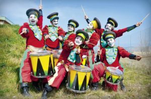 Die französichen Jungs vom fliegenden Theater Transe Express werden für den spektakulären Höhepunkt des Festes sorgen. Foto: KuBa