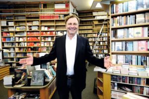 Lothar Röse ist in typischer Haltung zur Welt: „Ich bin halt immer neugierig auf Menschen und für alles offen, das spüren die Leute." Foto: Mario Zgoll Lothar Röse ist in typischer Haltung zur Welt: „Ich bin halt immer neugierig auf Menschen und für alles offen, das spüren die Leute." Foto: Mario Zgoll