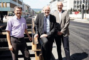 Stadtbaurat Christof Nolda (Mitte) besuchte mit Jens Herzbruch (Amt für Stadtplanung, links) und Uwe Bischoff (Straßenverkehrs- und Tiefbauamt) die Baustelle. Foto: Mario Zgoll