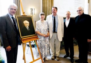 Verwandte und Nachfolger Philipp Scheidemanns: Urenkelin Lieselotte Harvey und ihr Sohn Peter (Mitte) mit den ehemaligen Kasseler Bürgermeistern Wolfram Bremeier (links) und Hans Eichel. Betram Hilgen (rechts) komplettiert als amtierendes Stadtoberhaupt die Runde. Foto: Mario Zgoll Verwandte und Nachfolger Philipp Scheidemanns: Urenkelin Lieselotte Harvey und ihr Sohn Peter (Mitte) mit den ehemaligen Kasseler Bürgermeistern Wolfram Bremeier (links) und Hans Eichel. Betram Hilgen (rechts) komplettiert als amtierendes Stadtoberhaupt die Runde. Foto: Mario Zgoll