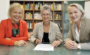 Geschäftsführerin Ilka Jastrzembowski, Simone Gerber (Geschäftsleitung Büro Berlin) und Sonja Trieschmann (Büroleitung Kassel, Ulm, Berlin und Tutzing) (v.l.) Foto: Mario Zgoll