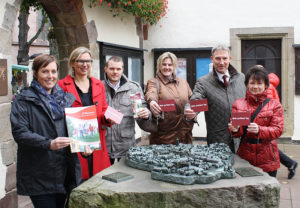 Haben in Bad Hersfeld die gemeinsame Broschüre der nordhessischen Städte vorgestellt (v.l.): Silvia Henk (Geschäftsführerin Ederbergland-Touristik, Frankenberg), Ulrike Remmers (Leitung Marketing GrimmHeimat NordHessen), Christian Mayer (Kurdirektor Bad Hersfeld), Christine Scholz (Geschäftsführerin Stadtmarketing Fritzlar), Holger Schach (Geschäftsführer Regionalmanagement Nordhessen GmbH) sowie Martina Bülter (Knüll Touristik, Homberg). Foto: GrimmHeimat NordHessen