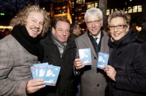 Präsentation der Lesestücke bei der Eröffnung des Kasseler Weihnachtsmarktes: Markus Exner (GrimmHeimat NordHessen), Hartmut Apel (Königsalm), Oberbürgermeister Bertram Hilgen und Denise Seeger (Königsalm) (v.l.). Foto: nh