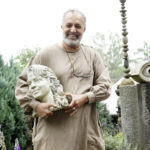 Berahna Massoum lebt Kunst. Seine Werke entstehen in seinem Atelier neben seinem Haus. Rund um sein Haus kann man auf künstlerische Entdeckungsreise gehen. Foto: Mario Zgoll Berahna Massoum lebt Kunst. Seine Werke entstehen in seinem Atelier neben seinem Haus. Rund um sein Haus kann man auf künstlerische Entdeckungsreise gehen. Foto: Mario Zgoll