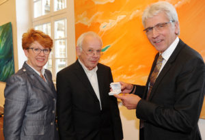 Stadtverordnetenvorsteherin Petra Friedrich, Wolfgang Matthäus und Oberbürgermeister Bertram Hilgen (v.l.). Foto: obs/Stadt Kassel