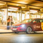 Sandra-Catherine Hieser (links) beendet den Tag mit ihrer Freundin Miriam Wagner beim Shoppen und Schaufenster gucken in Kassels Innenstadt. Als treuer Begleiter dabei: Der Opel Astra Innovation. Foto: Thomas Eschstruth Sandra-Catherine Hieser (links) beendet den Tag mit ihrer Freundin Miriam Wagner beim Shoppen und Schaufenster gucken in Kassels Innenstadt. Als treuer Begleiter dabei: Der Opel Astra Innovation. Foto: Thomas Eschstruth