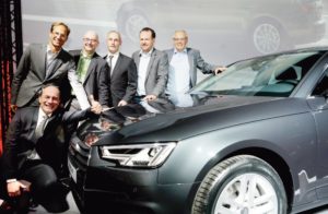 Über die gelungene Premiere freuten sich die Gastgeber Ferdinand Schneider und Florian Glinicke und deren Gäste: Kai Ehlers (Center Manager des dez-Einkaufszentrums), Oliver Bartholomäy (Audi-Gesamtvertriebsleiter Region Ost), Thilko Gerke (Geschäftsführer Rennert Bauunternehmung GmbH) sowie Andreas Helbig (Vorstandsvorsitzender der Städtische Werke AG) (v.l.). Foto: Mario Zgoll Über die gelungene Premiere freuten sich die Gastgeber Ferdinand Schneider und Florian Glinicke und deren Gäste: Kai Ehlers (Center Manager des dez-Einkaufszentrums), Oliver Bartholomäy (Audi-Gesamtvertriebsleiter Region Ost), Thilko Gerke (Geschäftsführer Rennert Bauunternehmung GmbH) sowie Andreas Helbig (Vorstandsvorsitzender der Städtische Werke AG) (v.l.). Foto: Mario Zgoll
