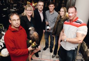 Falkner Rainer Cremer mit Wüstenfalke Mona, Moderatorin Petra Nagel, Kassels neuer Uni-Präsident Prof. Dr. Reiner Finkeldey, Weintechnologe Lukas Friedrich, Tierpflegerin Sarah Mascher und Bodybuilder Matthias Botthof (v.l.). Foto: Mario Zgoll