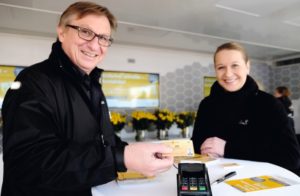 Walter Baczewski, Marketingleiter der Kasseler Bank, demonstriert die einfache Handhabung der Karte. Foto: Mario Zgoll Walter Baczewski, Marketingleiter der Kasseler Bank, demonstriert die einfache Handhabung der Karte. Foto: Mario Zgoll