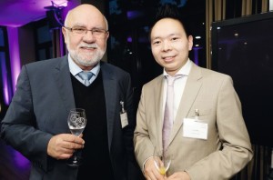 Kontakte zwischen Wissenschaft und Wirtschaft: Ex-Hochschulpräsident Prof. Rolf-Dieter Postlep im Gespräch mit Jianwei Qiu von der Lily Handels GmbH. Foto: Mario Zgoll Kontakte zwischen Wissenschaft und Wirtschaft: Ex-Hochschulpräsident Prof. Rolf-Dieter Postlep im Gespräch mit Jianwei Qiu von der Lily Handels GmbH. Foto: Mario Zgoll