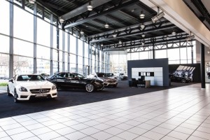 Der neue Showroom, ganz in den AMG-Farben gehalten, nimmt einen großen Teil des Erdgeschosses der Niederlassung ein. Foto: Andreas Weber