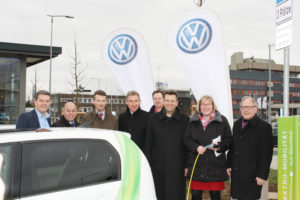 Heiko Hillwig (Pressesprecher Volkswagen AG Werk Baunatal), Manfred Schaub (Bürgermeister Stadt Baunatal), Jörg Fenstermann (Leiter Logistik und Werktechnik, Volkswagen AG Werk Baunatal), Holger Schach (Geschäftsführer Regionalmanagement Nordhessen GmbH), Dr. Christian Kahl (Geschäftsführer Plug`n Charge GmbH), Georg von Meibom (Geschäftsführer EAM GmbH & Co. KG), Silke Engler (Erste Stadträtin Stadt Baunatal) und Peter Lutze (Stadtverordnetenvorsteher Stadt Baunatal). Foto: nh