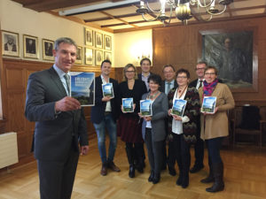 Holger Schach (Regionalmanagement Nordhessen), Sascha Gundlach (Agentur neue formen), Ulrike Remmers (Regionalmanagement Nordhessen), Dr. Nico Ritz (Bürgermeister Stadt Homberg), Martina Bülter (Touristinformation Homberg), Landrat Winfried Becker (Landkreis Schwalm-Eder), Heidrun Englisch (Rotkäppchenland) Stefan Frankfurt (Parkhotel Emstaler Höhe) Diana Stolze (Wirtschaftsförderung Hersfeld-Rotenburg). Foto: nh