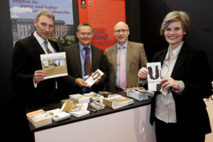 Warben auf der ITB in Berlin für Kassels Kunst- und Kulturlandschaft und die documenta: Regionalmanager Holger Schach, Kassel Marketing-Geschäftsführer Andreas Bilo, Flughafenchef Ralf Schustereder und documenta-Geschäftsführerin Annette Kulenkampff. Foto: Mario Zgoll