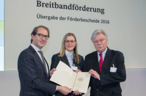 Bundesverkehrsminister Alexander Dobrindt, Breitband-Nordhessen-Geschäftsführerin Kathrin Laurier und Siegfried Rauer, Geschäftsführer der Wirtschaftsförderungsgesellschaft Werra-Meißner (v.l.). Foto: nh