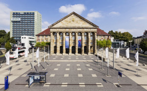 Der mächtige Portikus bestehend aus acht markanten Säulen charakterisiert den Haupteingang. Veranstaltungsteilnehmer gelangen über das Portal in das Vestibül, von wo aus alle Flächen und Räume des Kongress Palais schnell und einfach sowie rollstuhlgerecht erreicht werden können. Foto: Kassel Marketing GmbH