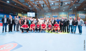 Die Vertreter der nordhessischen Mobilitätswirtschaft posieren vor dem Spitzenspiel der MT Melsungen gegen die SG Flensburg-Handewitt fürs Foto. Foto: Alibek Käsler