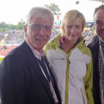 Oberbürgermeister Bertram Hilgen (links) und Sportdezernent Christian Geselle mit der ehemaligen Weltklasse-Athletin und Olympiasiegerin Heike Drechsler im Kasseler Auestadion. Foto: Stiebing Oberbürgermeister Bertram Hilgen (links) und Sportdezernent Christian Geselle mit der ehemaligen Weltklasse-Athletin und Olympiasiegerin Heike Drechsler im Kasseler Auestadion. Foto: Stiebing