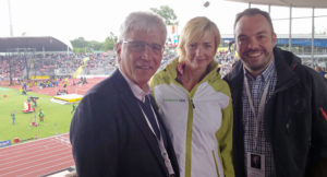 Oberbürgermeister Bertram Hilgen (links) und Sportdezernent Christian Geselle mit der ehemaligen Weltklasse-Athletin und Olympiasiegerin Heike Drechsler im Kasseler Auestadion. Foto: Stiebing