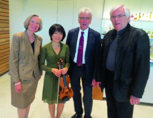 Ausblick mit Vorfreude auf das hochkarätige Kammermusikfestival Ende August in der Grimm-Welt (v.l.): Organisatorin Susanne Schaeffer, Geigerin Tianwa Yang, Oberbürgermeister Bertram Hilgen und Förderer Wolfram Bremeier. Foto: Rainer Lomen Ausblick mit Vorfreude auf das hochkarätige Kammermusikfestival Ende August in der Grimm-Welt (v.l.): Organisatorin Susanne Schaeffer, Geigerin Tianwa Yang, Oberbürgermeister Bertram Hilgen und Förderer Wolfram Bremeier. Foto: Rainer Lomen