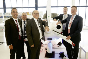 Zeigten auf dem CCA-Sommerfest gemeinsam Flagge für die Luftfahrtbranche in Nordhessen: Dr. Georg Haindl und Robert Stürzer (beide Motorflug Baden-Baden GmbH), Wilfried Otto (Piper), Michael Wieners (CCA) und Kai Lorenz Wittrock (Wirtschaftsförderung Region Kassel) (v.l.) Zeigten auf dem CCA-Sommerfest gemeinsam Flagge für die Luftfahrtbranche in Nordhessen: Dr. Georg Haindl und Robert Stürzer (beide Motorflug Baden-Baden GmbH), Wilfried Otto (Piper), Michael Wieners (CCA) und Kai Lorenz Wittrock (Wirtschaftsförderung Region Kassel) (v.l.)