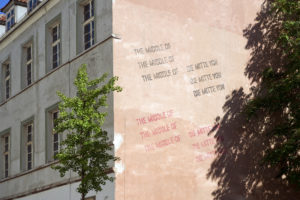 Lawrence Weiner, THE MIDDLE OF THE MIDDLE OF THE MIDDLE OF / DIE MITTE VON DIE MITTE VON DIE MITTE VON Lawrence Weiner, THE MIDDLE OF THE MIDDLE OF THE MIDDLE OF / DIE MITTE VON DIE MITTE VON DIE MITTE VON