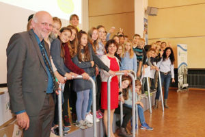 Die vier teilnehmenden Schulen wurden für ihre Teilnahme mit Fahrradständern belohnt. Auf dem Foto sind Schüler und Lehrer des Wilhelmsgymnasiums zu sehen. Foto: Ina Michael/(c) Stadt Kassel