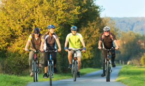 Radfahrer befahren den Diemelradweg. Foto: Landkreis Kassel