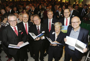 V.l.: Sparkassenvorstandsmitglieder Ingo Buchholz, Wolfram Ebert, Herausgeber Karl Waldeck, Verlegerin Renathe Matthei und Vortragsredner Dr. Josef Hesse. Dahinter Dr. Ralf Beinhauer und Jochen Johannink Vorstandsmitglieder Kasseler Sparkasse. Foto: Harry Soremski