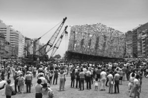 Erstmalig 1983 in Buenos Aires umgesetzt, nach dem Ende der dortigen Militärdiktatur: der »Tempel der verbotenen Bücher«, ein Projekt der argentinischen Konzeptkünstlerin Marta Minujin. Foto: (c) documenta Archiv Marta Minujin