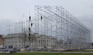 2017 das Wahrzeichen der documenta 14 (hier im Aufbau): der dem Athener Parthenon nachempfundene »Tempel der verbotenen Bücher«, nun erstmals in Originalgröße. Foto: (c) Ryszard Kasiewicz